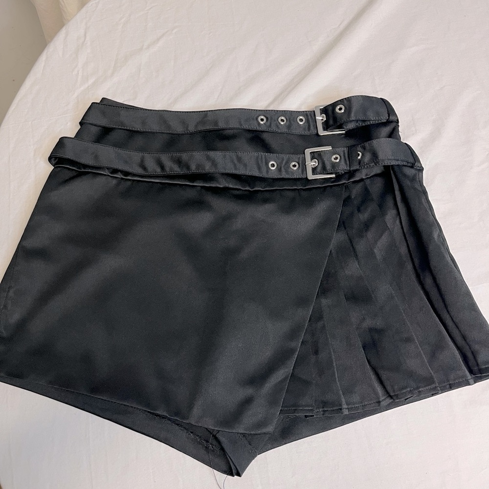 Forever 21 skirt/shorts (size M)